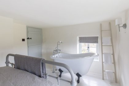 New Forest Luxury Cottage - Bedroom 1